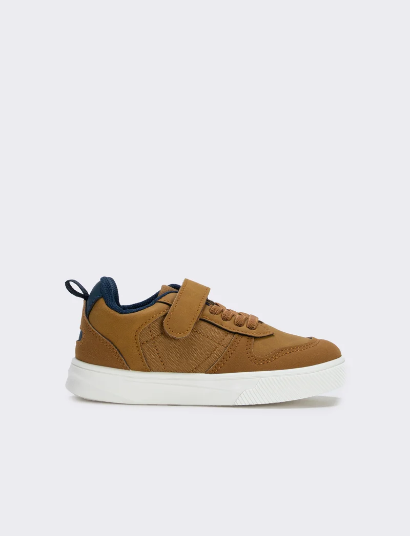 Sneakers da bambino con lacci e strappi - Cammello