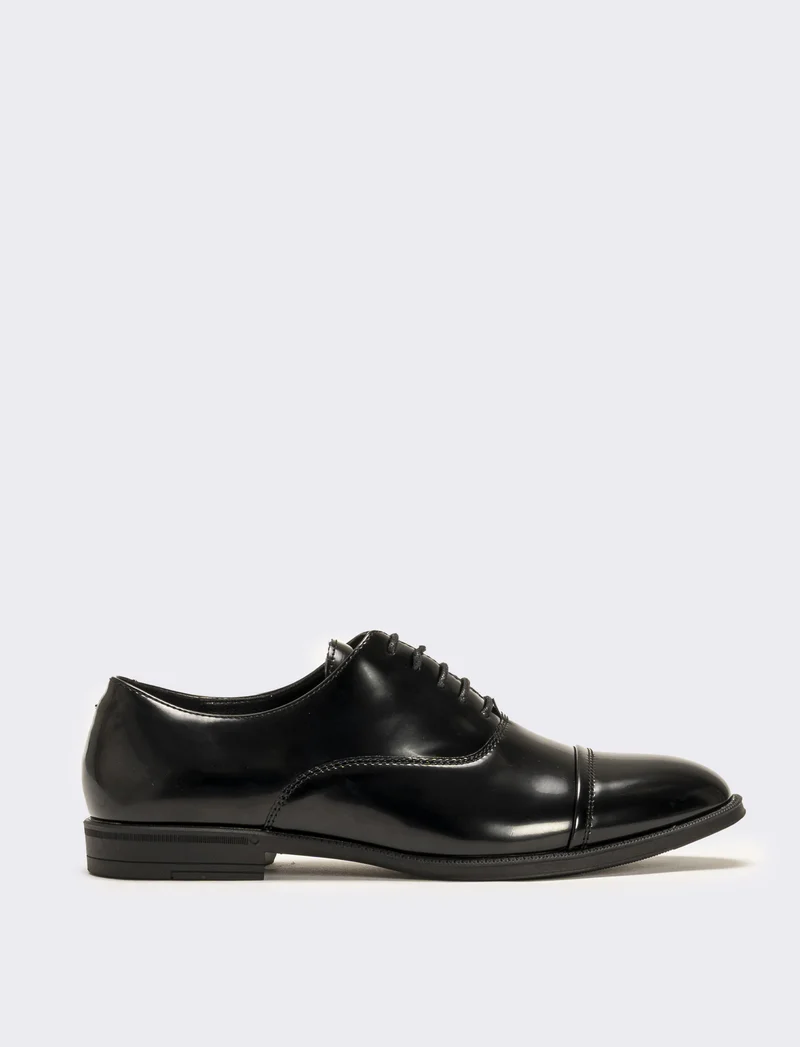Scarpa stringata con doppie cuciture sulla punta da uomo - Nero